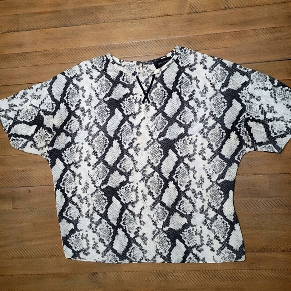 Danier T-shirt Blouse Size Small - Picture 1 of 3